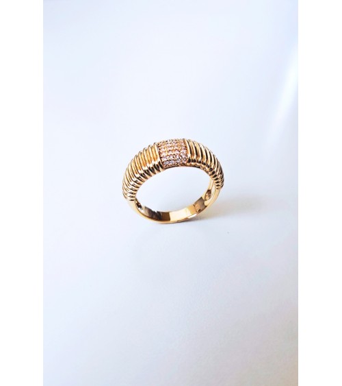 Bague bombée en plaqué or avec oxydes de zirconium