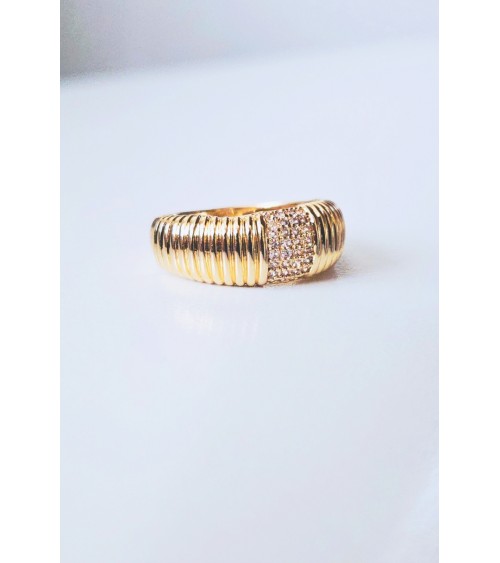 Bague bombée en plaqué or avec oxydes de zirconium