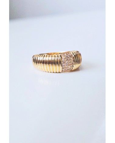 Bague bombée en plaqué or avec oxydes de zirconium