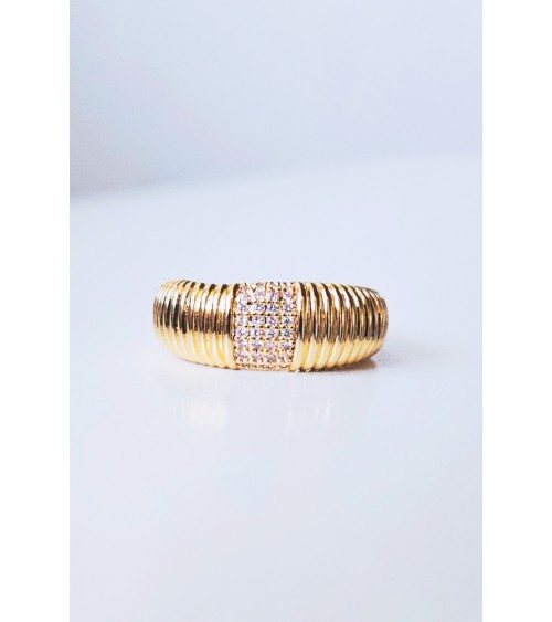 Bague bombée en plaqué or avec oxydes de zirconium