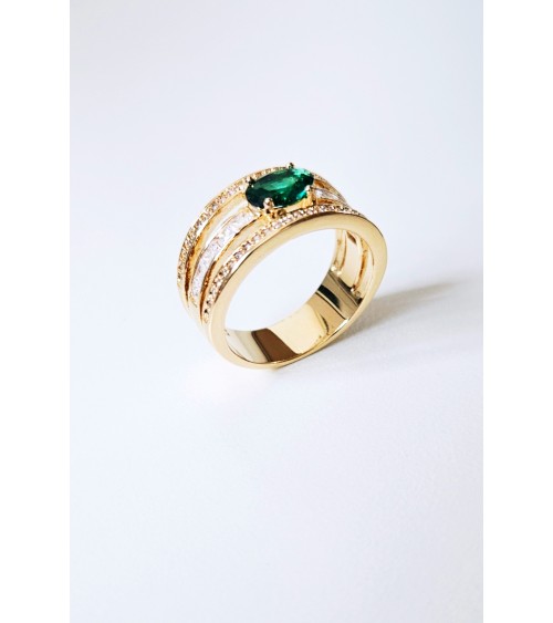 Bague 3 anneaux en plaqué or sertis d'oxydes de zirconium blancs et surmontés d'un ovale en verre couleur émeraude