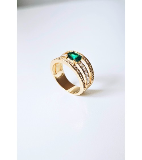 Bague 3 anneaux en plaqué or sertis d'oxydes de zirconium blancs et surmontés d'un ovale en verre couleur émeraude