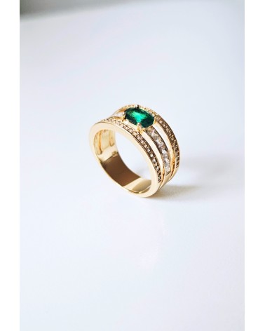 Bague 3 anneaux en plaqué or sertis d'oxydes de zirconium blancs et surmontés d'un ovale en verre couleur émeraude