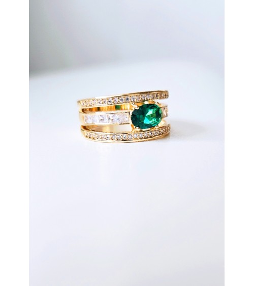 Bague 3 anneaux en plaqué or sertis d'oxydes de zirconium blancs et surmontés d'un ovale en verre couleur émeraude