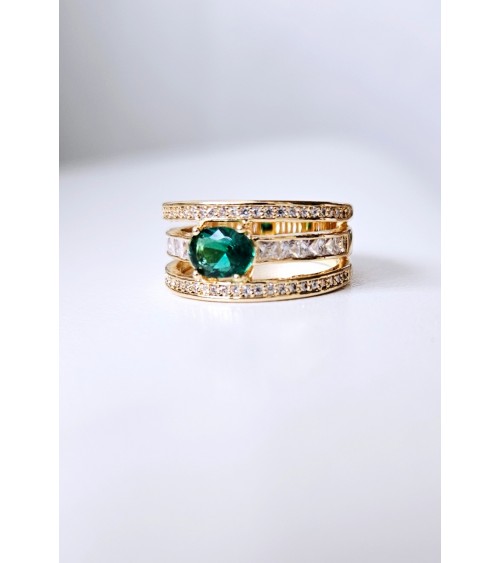 Bague 3 anneaux en plaqué or sertis d'oxydes de zirconium blancs et surmontés d'un ovale en verre couleur émeraude