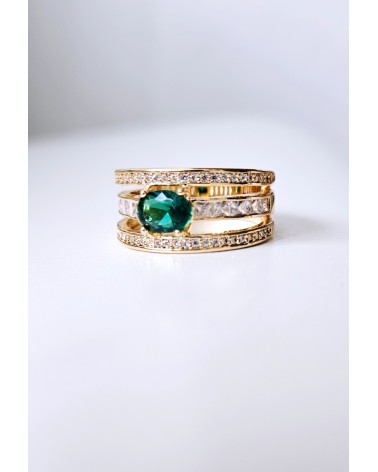 Bague 3 anneaux en plaqué or sertis d'oxydes de zirconium blancs et surmontés d'un ovale en verre couleur émeraude