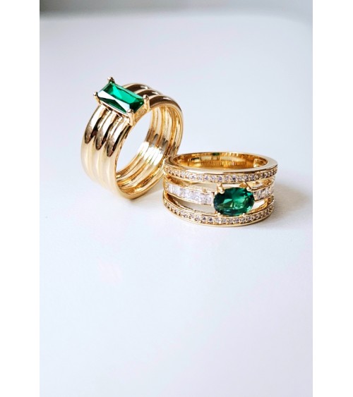 Bague 3 anneaux en plaqué or sertis d'oxydes de zirconium blancs et surmontés d'un ovale en verre couleur émeraude