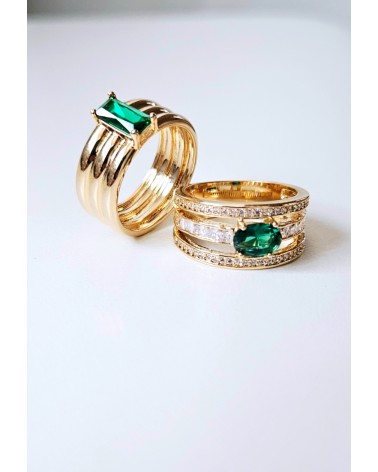 Bague 3 anneaux en plaqué or sertis d'oxydes de zirconium blancs et surmontés d'un ovale en verre couleur émeraude