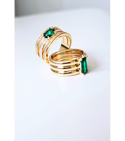 Bague 3 anneaux en plaqué or sertis d'oxydes de zirconium blancs et surmontés d'un ovale en verre couleur émeraude