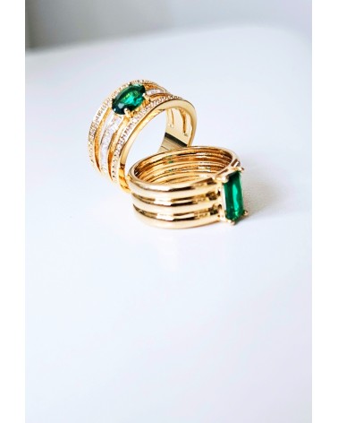 Bague 3 anneaux en plaqué or sertis d'oxydes de zirconium blancs et surmontés d'un ovale en verre couleur émeraude