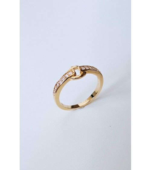 Bague en plaqué or motif boucle de ceinture et oxydes de zirconium blancs