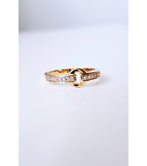 Bague en plaqué or motif boucle de ceinture et oxydes de zirconium blancs