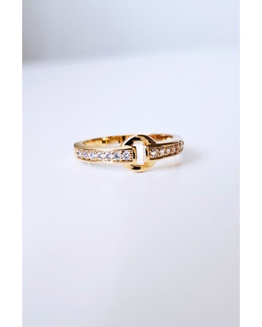 Bague en plaqué or motif boucle de ceinture et oxydes de zirconium blancs