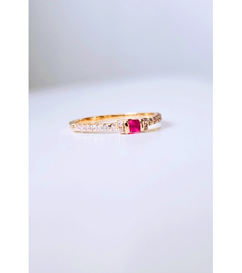 Bague en plaqué or et pierre de synthèse couleur fuchsia