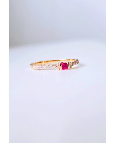 Bague en plaqué or et pierre de synthèse couleur fuchsia