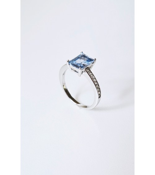 Bague solitaire rectangle en argent 925/1000ème rhodié en pierre de synthèse couleur aqua marine