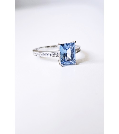Bague solitaire rectangle en argent 925/1000ème rhodié en pierre de synthèse couleur aqua marine
