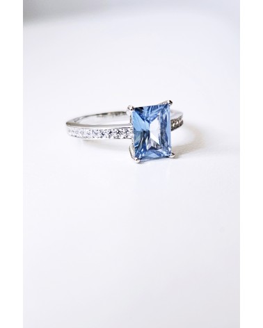 Bague solitaire rectangle en argent 925/1000ème rhodié en pierre de synthèse couleur aqua marine