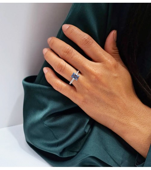 Bague solitaire rectangle en argent 925/1000ème rhodié en pierre de synthèse couleur aqua marine