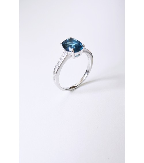 Bague solitaire de forme ovale couleur bleue saphir, en argent 925/1000 rhodié et oxydes de zirconium blancs