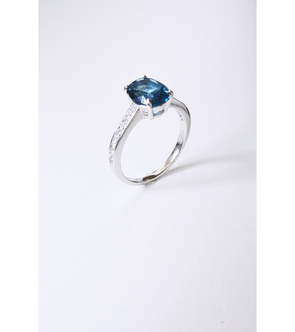Bague solitaire de forme ovale couleur bleue saphir, en argent 925/1000 rhodié et oxydes de zirconium blancs