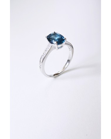 Bague solitaire de forme ovale couleur bleue saphir, en argent 925/1000 rhodié et oxydes de zirconium blancs