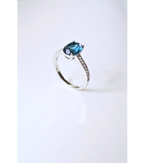 Bague solitaire de forme ovale couleur bleue saphir, en argent 925/1000 rhodié et oxydes de zirconium blancs