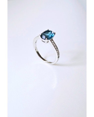 Bague solitaire de forme ovale couleur bleue saphir, en argent 925/1000 rhodié et oxydes de zirconium blancs
