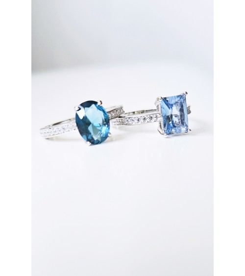 Bague solitaire de forme ovale couleur bleue saphir, en argent 925/1000 rhodié et oxydes de zirconium blancs