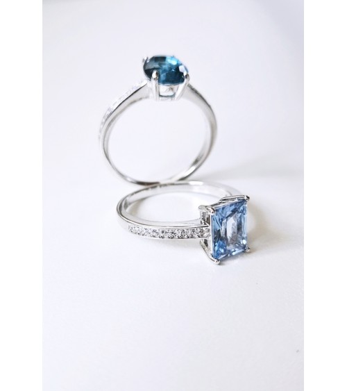 Bague solitaire de forme ovale couleur bleue saphir, en argent 925/1000 rhodié et oxydes de zirconium blancs