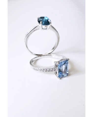 Bague solitaire de forme ovale couleur bleue saphir, en argent 925/1000 rhodié et oxydes de zirconium blancs