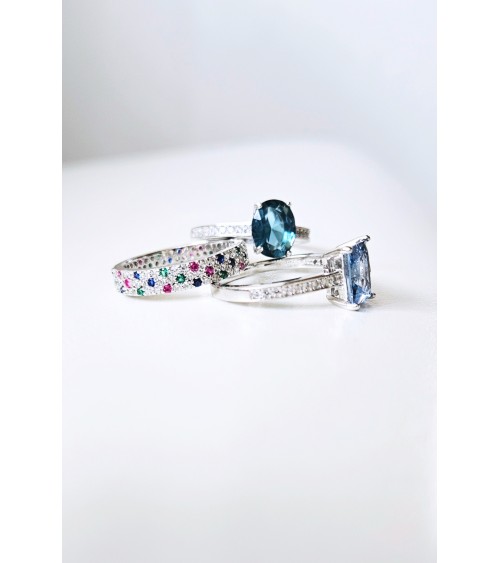 Bague solitaire de forme ovale couleur bleue saphir, en argent 925/1000 rhodié et oxydes de zirconium blancs