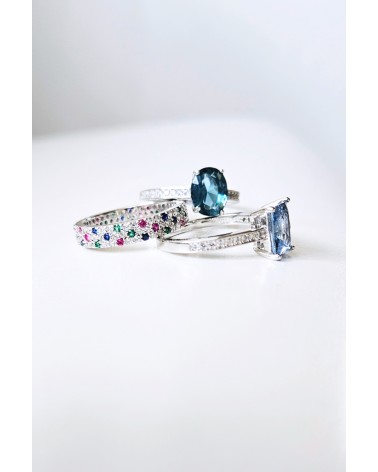 Bague solitaire de forme ovale couleur bleue saphir, en argent 925/1000 rhodié et oxydes de zirconium blancs