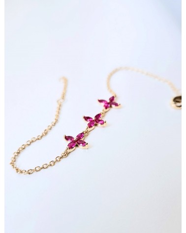 Bracelet en plaqué or et trio de fleurs en verre couleur fuchsia