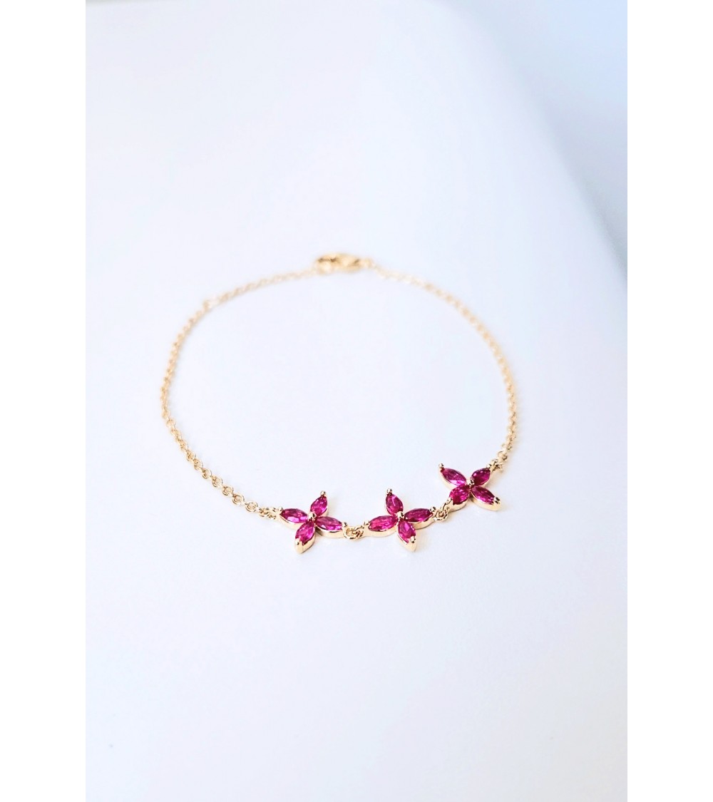 Bracelet en plaqué or et trio de fleurs en verre couleur fuchsia