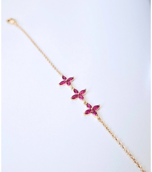 Bracelet en plaqué or et trio de fleurs en verre couleur fuchsia