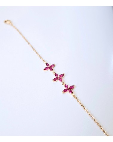 Bracelet en plaqué or et trio de fleurs en verre couleur fuchsia