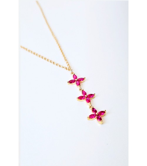 Collier en plaqué or et trio de fleurs en verre couleur fuchsia