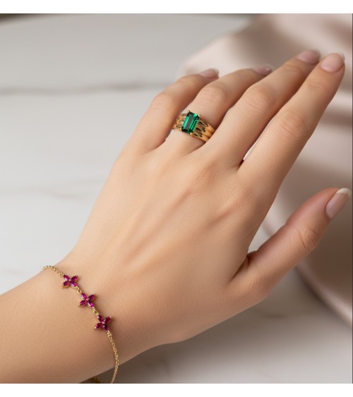 Bague en plaqué or 3 anneaux fixes surmontés d'une pierre de synthèse couleur vert émeraude rectangulaire