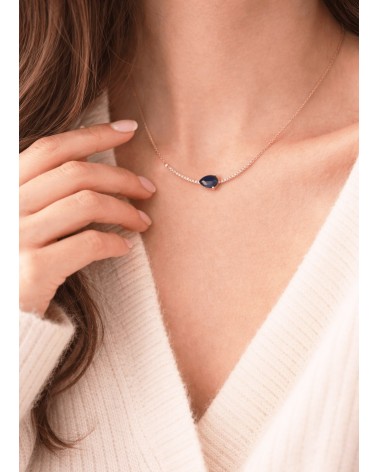 Collier en arc de cercle en plaqué or avec oxydes de zirconium blancs et goutte en verre bleu saphir