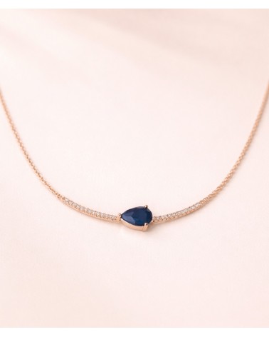 Collier en arc de cercle en plaqué or avec oxydes de zirconium blancs et goutte en verre bleu saphir