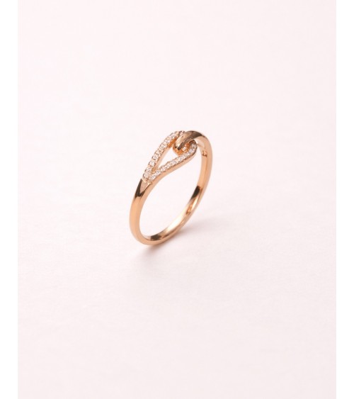 Bague en plaqué or double forme goutte, l'une lisse, l'autre sertie d'oxydes de zirconium