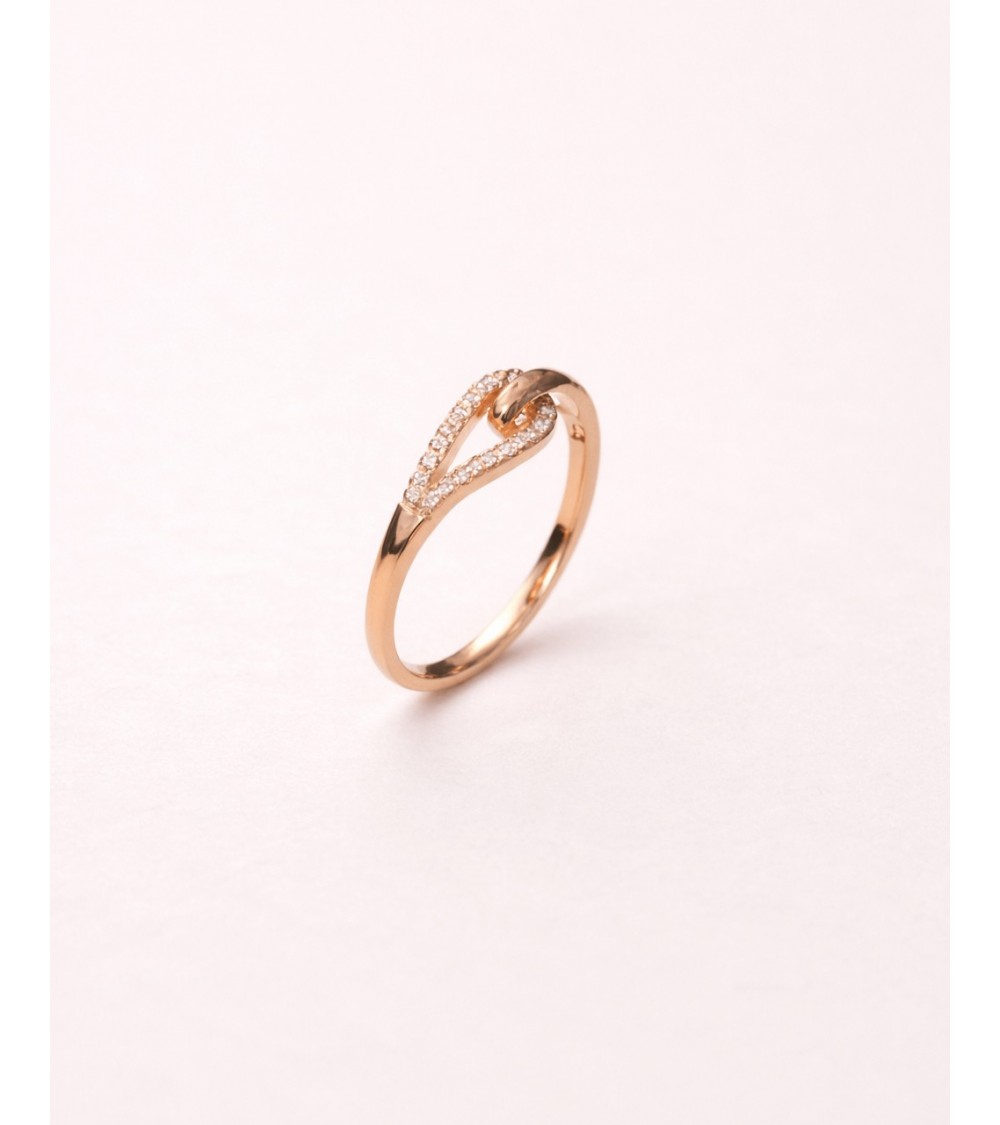 Bague en plaqué or double forme goutte, l'une lisse, l'autre sertie d'oxydes de zirconium