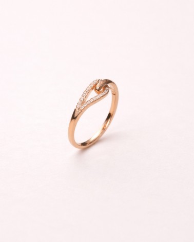 Bague en plaqué or double forme goutte, l'une lisse, l'autre sertie d'oxydes de zirconium