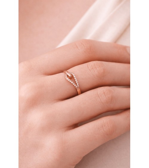 Bague en plaqué or double forme goutte, l'une lisse, l'autre sertie d'oxydes de zirconium