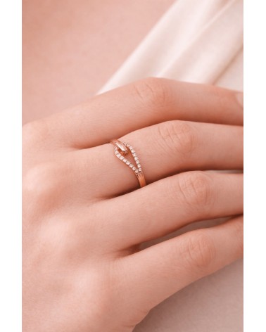 Bague en plaqué or double forme goutte, l'une lisse, l'autre sertie d'oxydes de zirconium