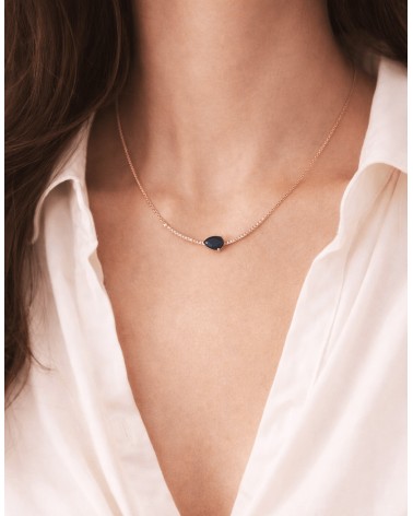 Collier en arc de cercle en plaqué or avec oxydes de zirconium blancs et goutte en verre bleu saphir