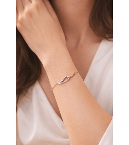 Bracelet forme double goutte en plaqué or, l'une lisse, l'autre sertie d'oxydes de zirconium