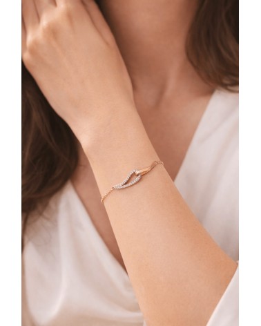 Bracelet forme double goutte en plaqué or, l'une lisse, l'autre sertie d'oxydes de zirconium