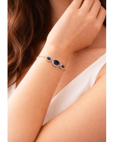 Bracelet en plaqué or avec un ovale et deux gouttes en verre couleur saphir, entourés d'oxydes de zirconium